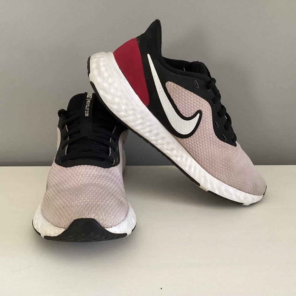 Nike Revolution 5 “Valentines Day” running size 6
